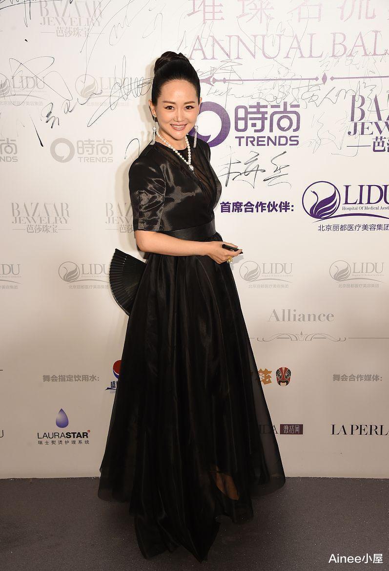 Ainee小屋|高明远现实中的妻子这么美,穿拼接薄纱裙挺富贵,收腰显出好身材