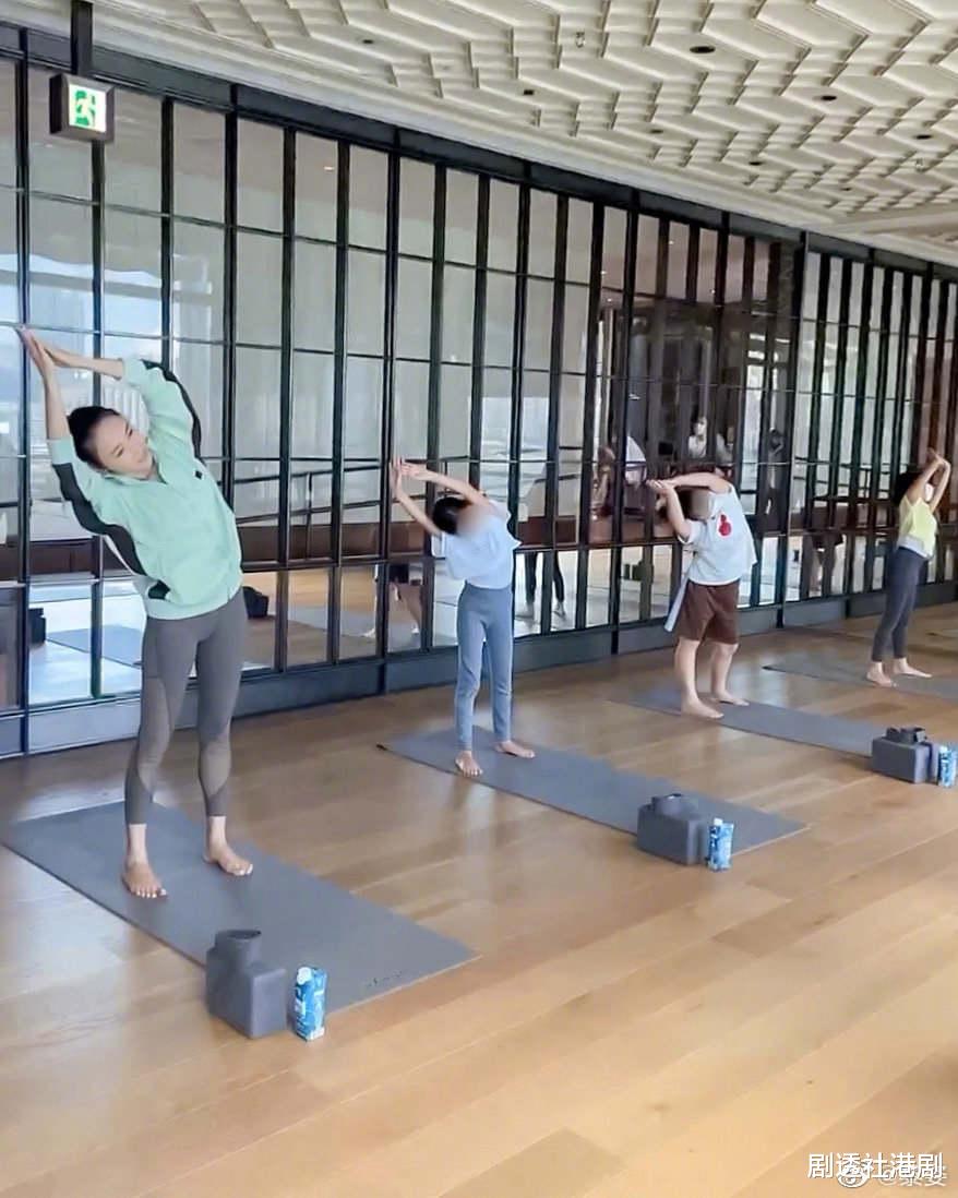 黎姿|相识三十载！黎姿与张柏芝罕见同框，称对方未出道时便一见如故