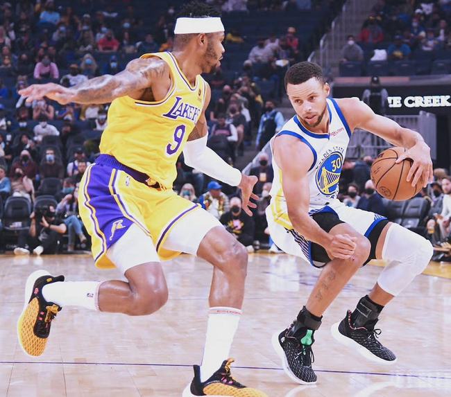 斯蒂芬·庫里|21投5中，獨砍21+10+10！庫里真不講理，帶隊完成末節(jié)大逆轉