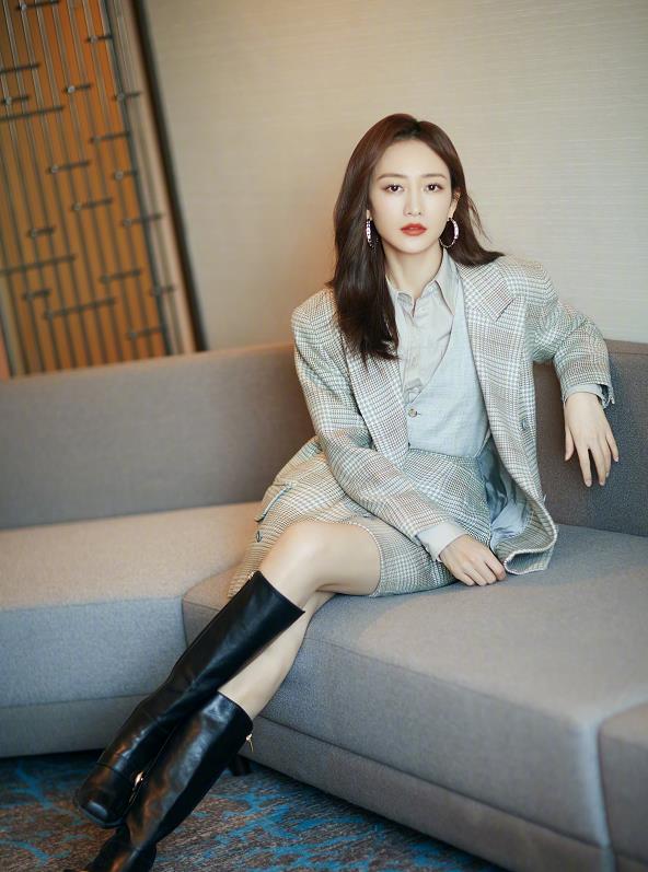 关晓彤|38岁王鸥瘦上瘾了？穿短装搭阔腿裤比例绝了，身材比杨幂还出众