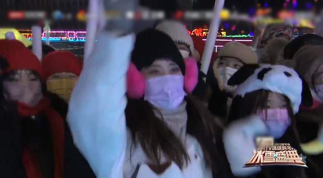 余生|北京卫视户外办晚会,杨坤冻到鼻子通红,多位女星穿吊带裙秀身材