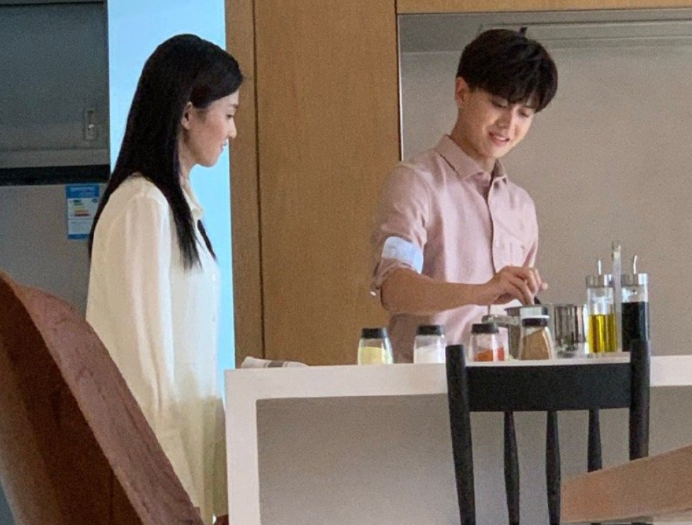 一生一世|《一生一世》未播先火，任嘉伦演周生辰，教授造型已拉满期待值