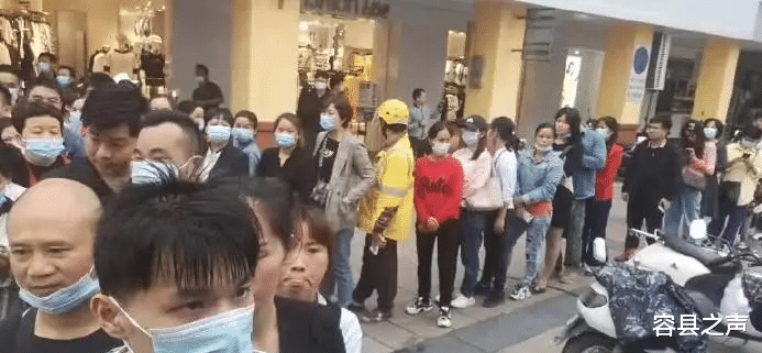 容县之声 广西北流群众为受伤幼儿献血，排起百米长队