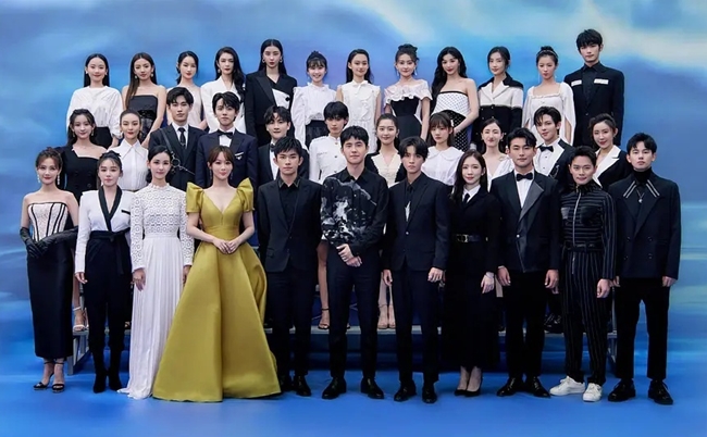 电影|星辰大海官方大合影出炉,张子枫刘浩存双C位,红不红待遇差很大