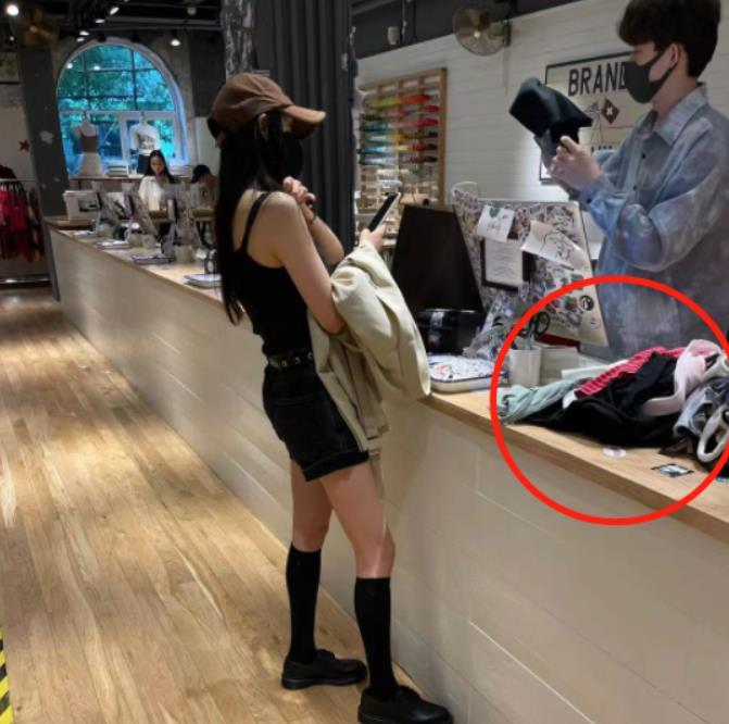 杨幂|杨幂买打折衣服，闺蜜陪伴选购，女星跟普通人一样平民化