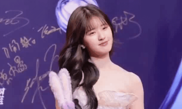 BiuVogue 赵露思穿露肩的纱裙，当众变出直角肩，也太神奇了吧