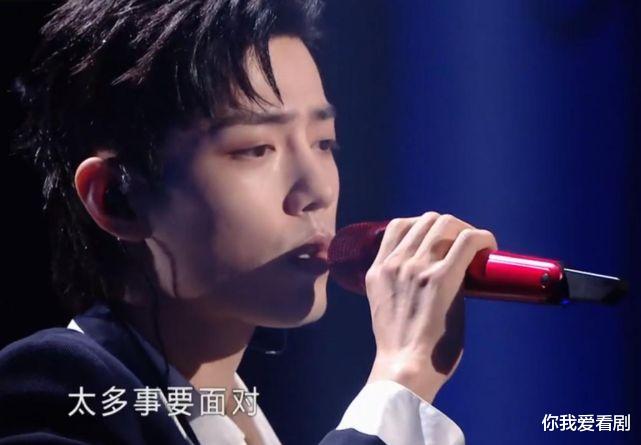 肖战|肖战演唱《让我留在你身边》，他站位的舞台不在央视，颇有深意
