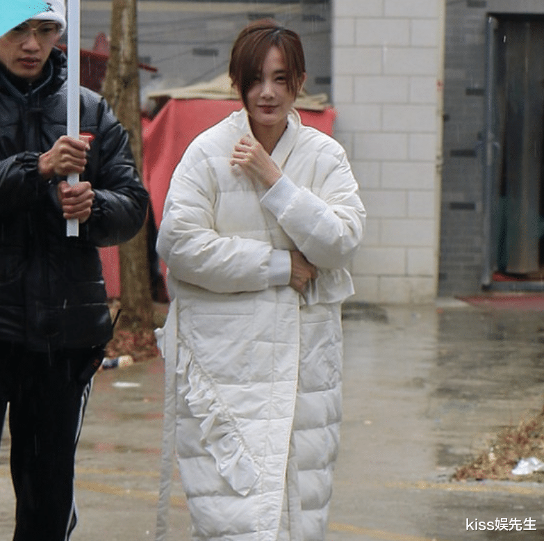 电视剧|李一桐片场照片流出，穿长款羽绒服，即便发型凌乱也很美