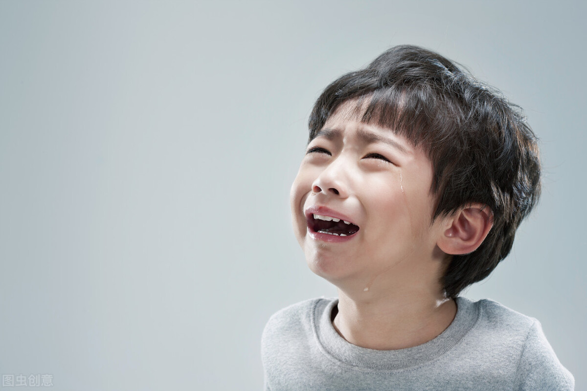 家暴 7岁女儿生病发烧，边哭边念叨着“洗衣机”，妈妈打开后“崩溃”