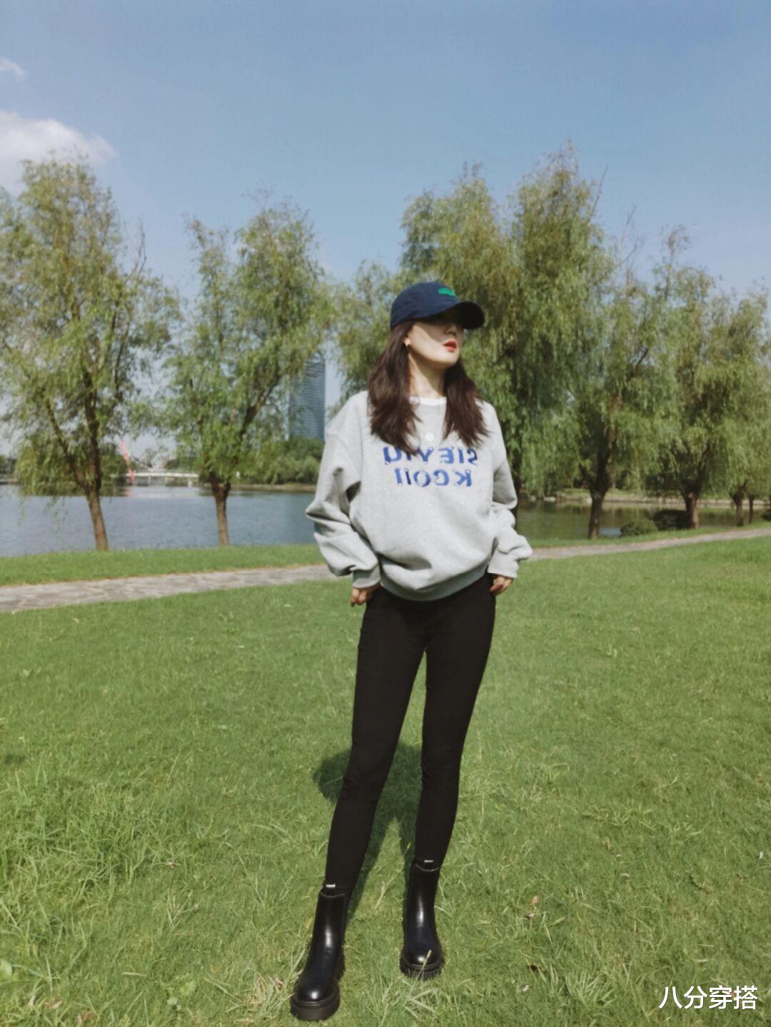 八分穿搭 日常保暖的秋冬穿搭示范，卫衣搭配小黑裤保暖舒适，显高又有气场