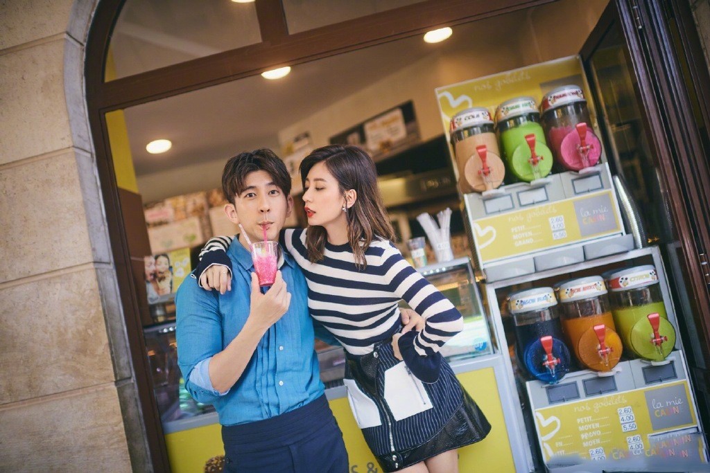 混搭时尚Anna|修杰楷夫妇罕见同框,47岁贾静雯卫衣丸子头,比小9岁老公还年轻