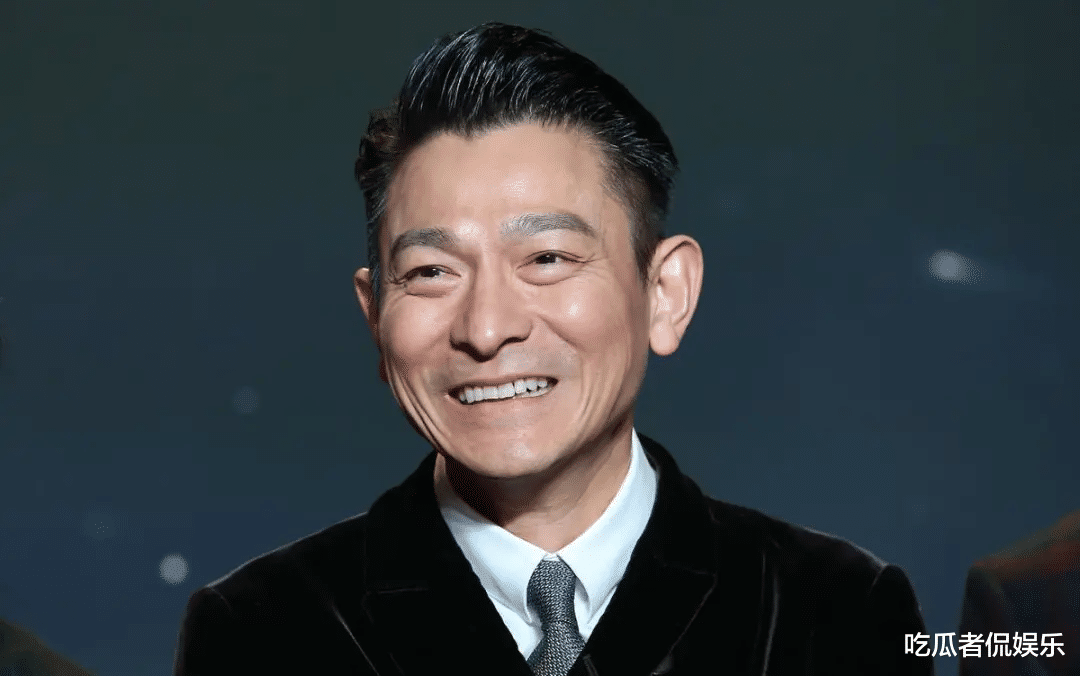 刘德华|刘德华直播观看人近400万，暖心细节顾粉丝，粉丝喊话贾玲冲榜一