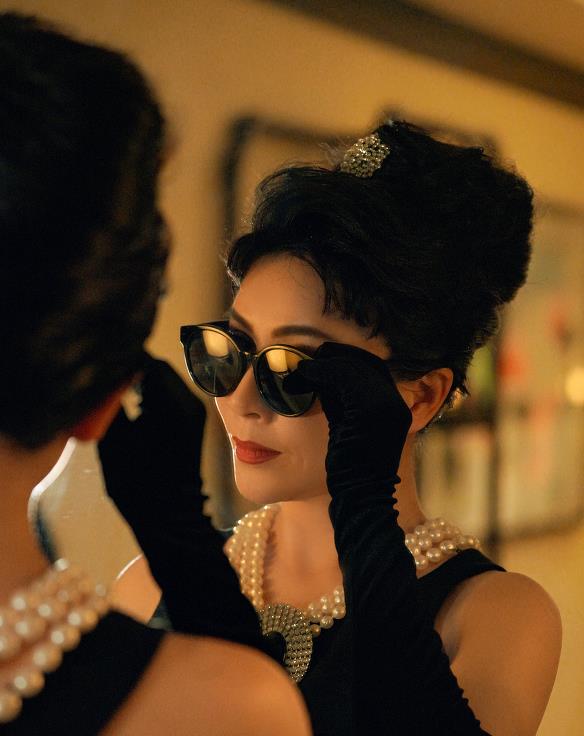 可馨育娃|刘嘉玲挺有“民国感”的，一袭黑裙配复古盘发，看着点让人好心动