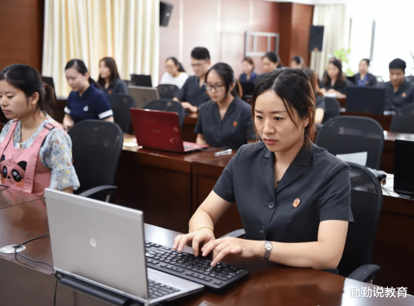 大学生村官|看似交口称誉的岗位，实际上就是“临时工”，不要当作是铁饭碗