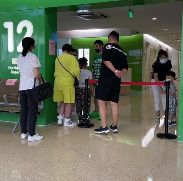 郭德纲|郭德纲老婆带小儿子去医院被偶遇，娘俩按规矩排队，四人贴身跟随