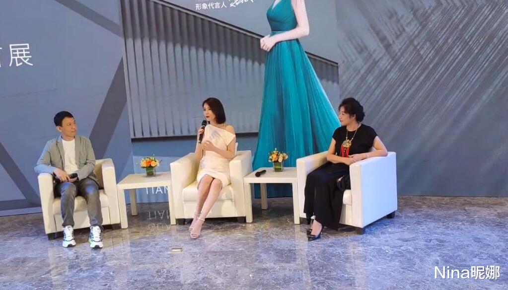 Nina昵娜|高圆圆高调出席房企活动,穿露肩白裙坐C位,为防走光90度夹腿坐惊艳全场