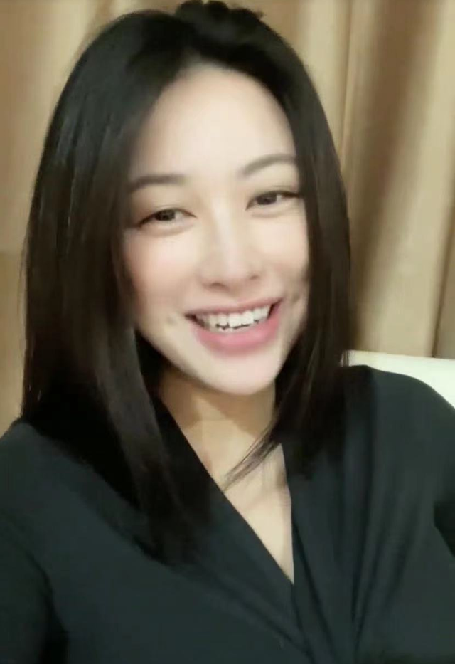 朱珠|顶级名媛朱珠产后首露面！素颜皮肤白皙通透，称要减几十斤才复出