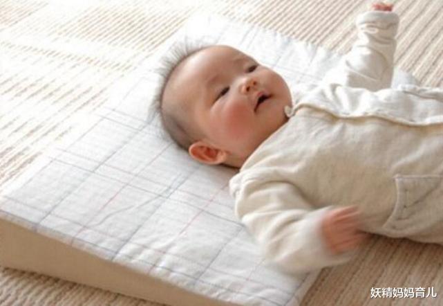 妖精妈妈育儿|宝宝多大可以用枕头？不是3个月也不是6个月，答案比你想得晚很多