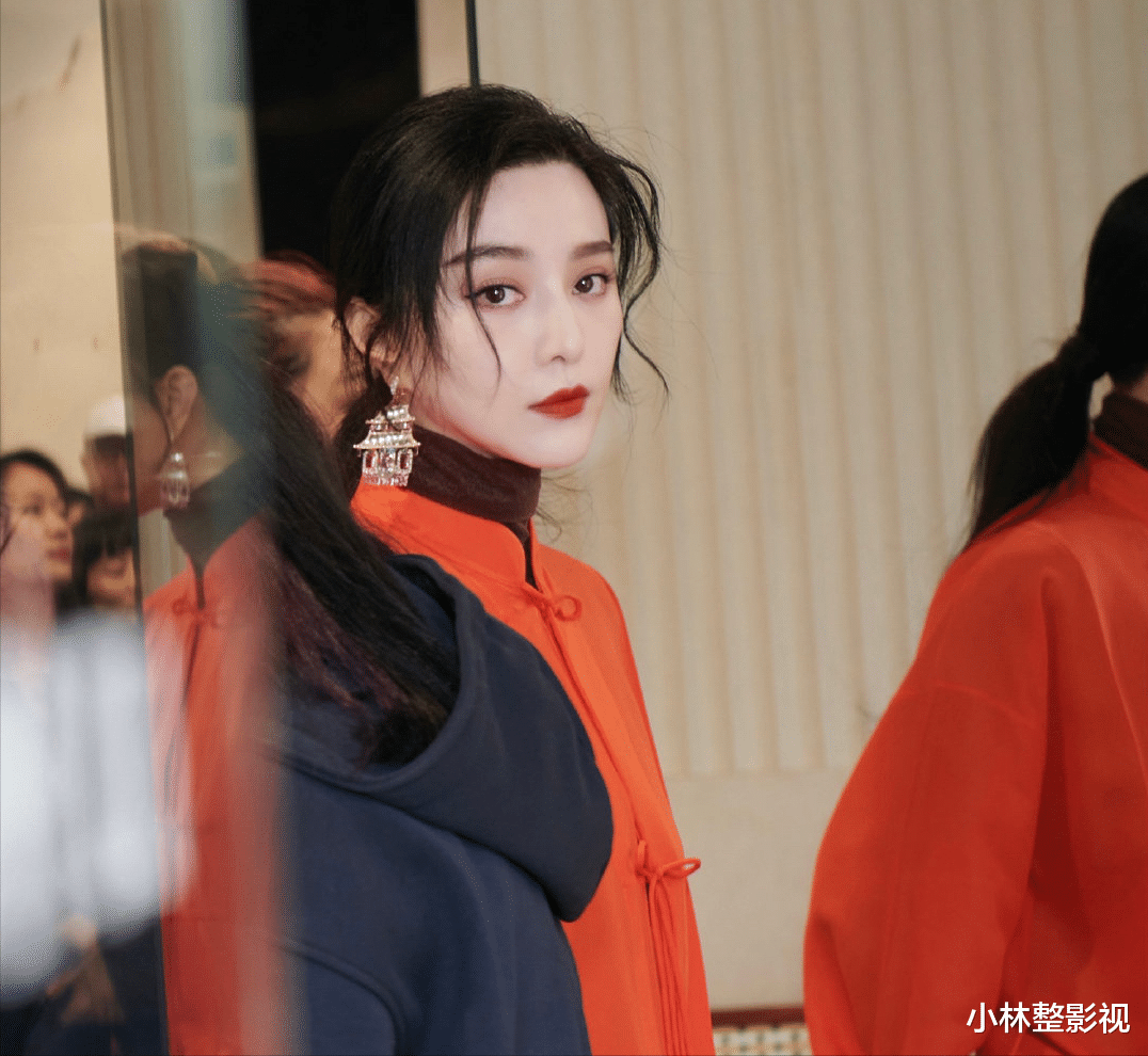 范冰冰|范冰冰出席活动待遇大跌，现场舞台简陋狭小，衣服皱巴显寒酸