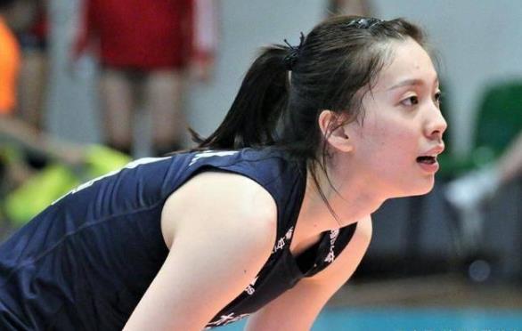 郎平|0：3被日本橫掃，郎平全程黑臉，女排姑娘替補席偷笑被批評