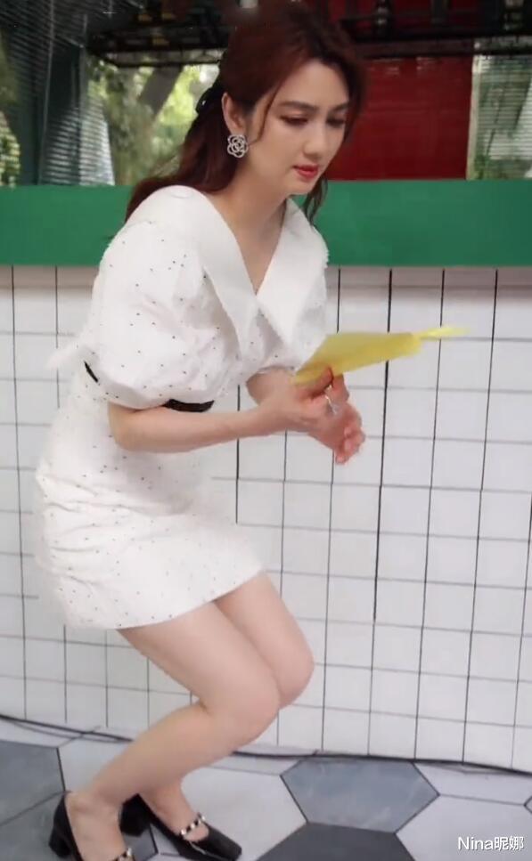 洪欣|50岁洪欣真“冻龄”，穿短裙“公主”蹲抢镜，不演戏光直播太可惜