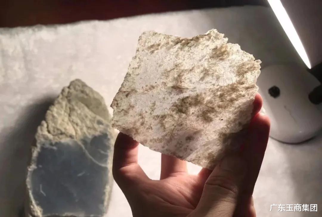 翡翠|翡翠原石也需要鉴别？原生矿和次生矿哪种更好？