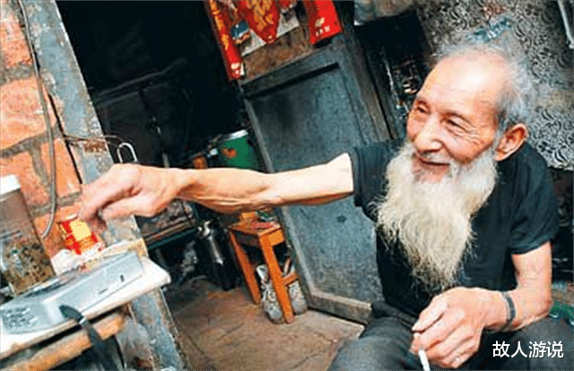 故人游说 87岁“裸模”遭子女嫌弃，只因与24岁女友同居？原因直指人性之恶