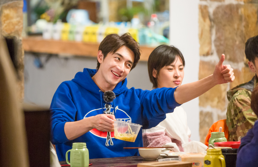 林更新|林更新短发生图上热搜，网友：两个好哥们都栽了，你网红女友在哪