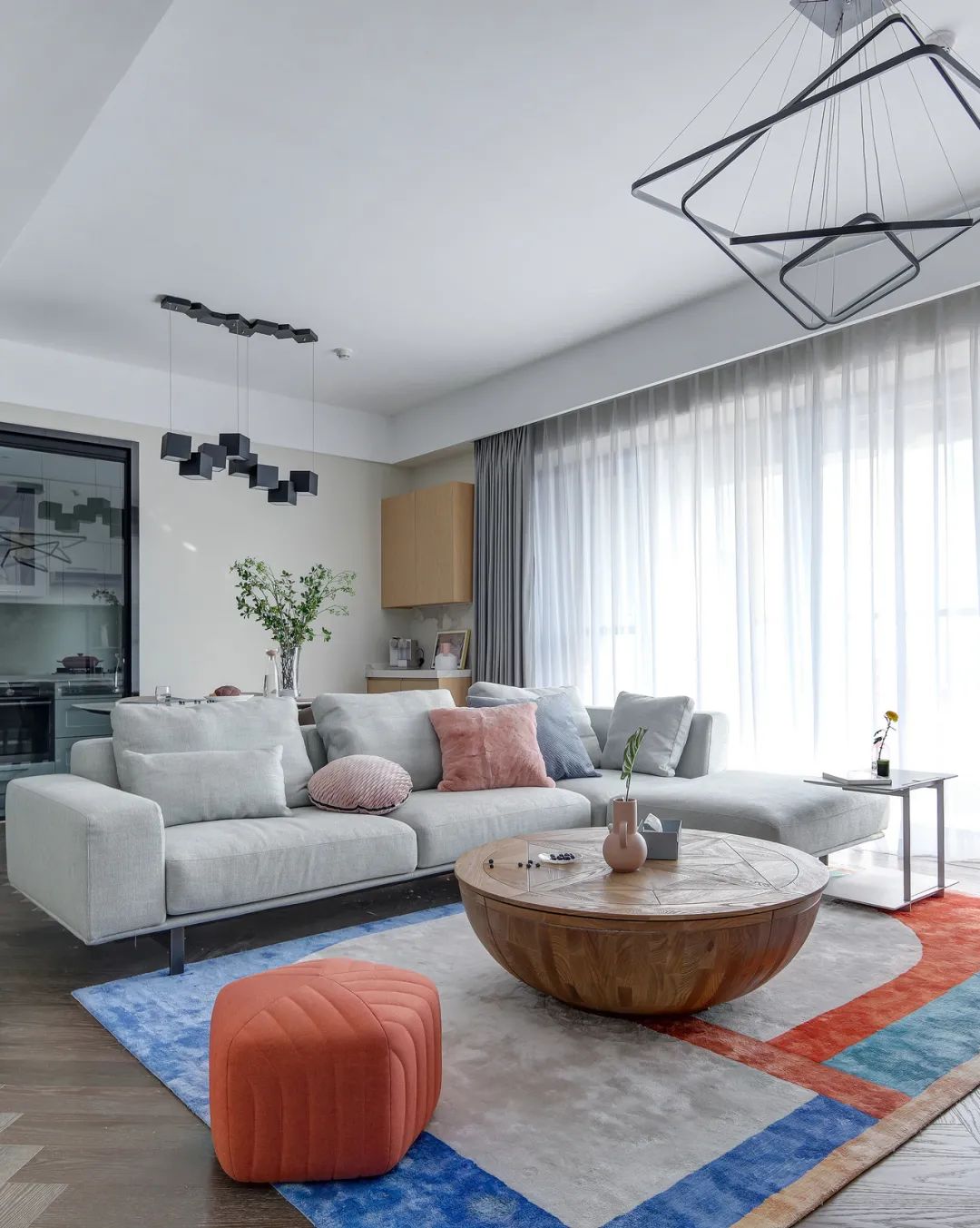 砸开半面墙露出大厨房，这个148m2小三房好看又实用！