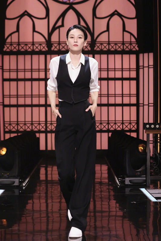 全球时尚号|“龙女郎”张蓝心好骨感,蕾丝服装凸显好身材,大长腿比例逆天