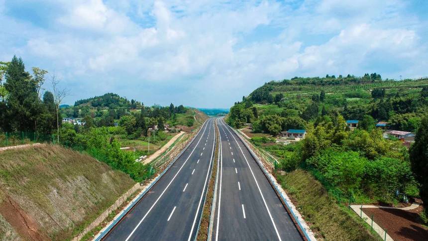 匠心之路 五一假期前，合安高速公路双江枢纽互通至崇龛川渝界段通车