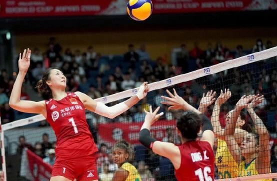 郎平|中国女排惨败后散坐一地，郎平不安慰弟子！全队反思，情绪低迷