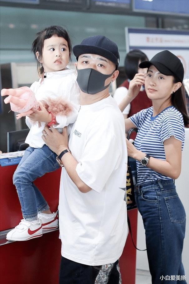 小白爱美搭|包文婧一家低调出街，小女儿包饺子真是越来越可爱了，看着好乖巧