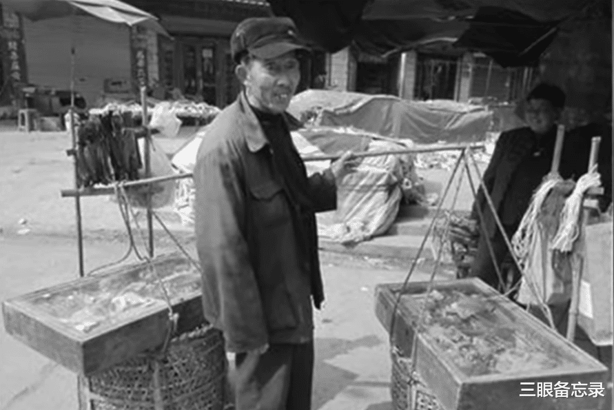 三眼备忘录|古老赊刀人，为何又重现农村集市，他们为何做赊账生意？他们说了什么？