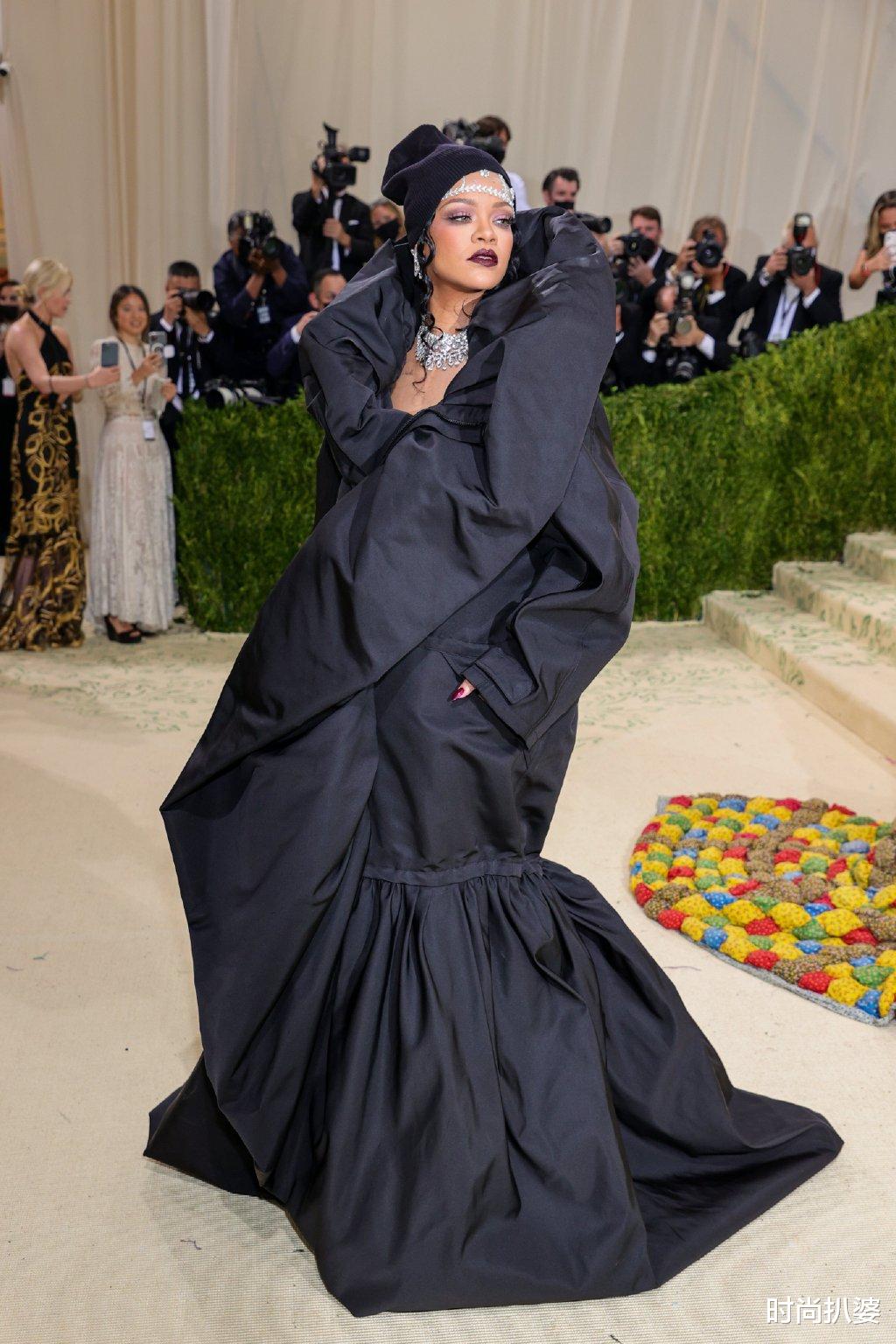 杨子姗|MetGala红毯,72岁王薇薇踩恨天高不服老,卡戴珊离婚也穿情侣装