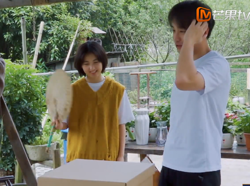 张子枫|张子枫录《向往5》穿毛背心引热议，怕冷还是另有苦衷？