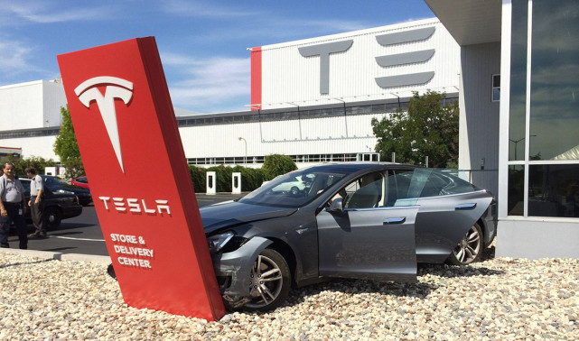 特斯拉 不接受！特斯拉“刹车失灵案”车主败诉：赔5万，道歉90天！