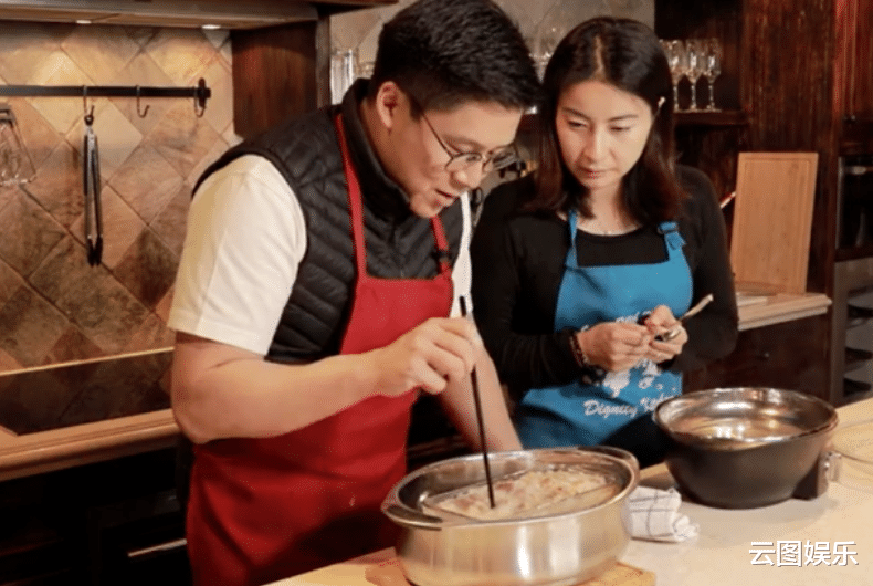 何穗|霍启刚一家逛花市，郭晶晶亲自搬运桃花树接地气，长子紧牵俩妹妹