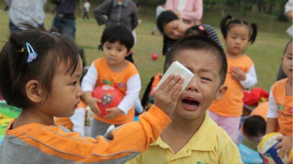 小雪妈妈育儿|幼儿园午睡“男女混睡”，老师无意间拍下的照片，家长群议论纷纷