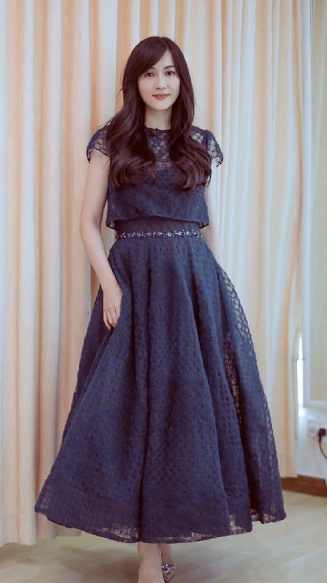 吴尊|吴尊夫妇罕见秀恩爱，素人老婆穿粉裙温柔大方，一看就是贤妻良母