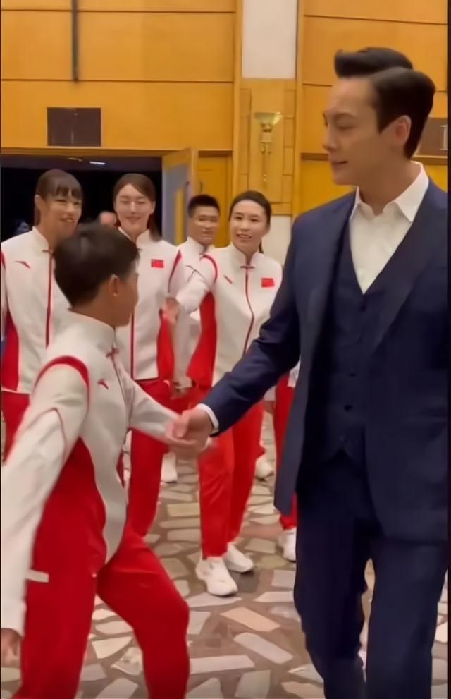 时尚风行派 全红婵首个节目曝光！穿奥运战袍稳站C位不怯场，跟男神走太可爱