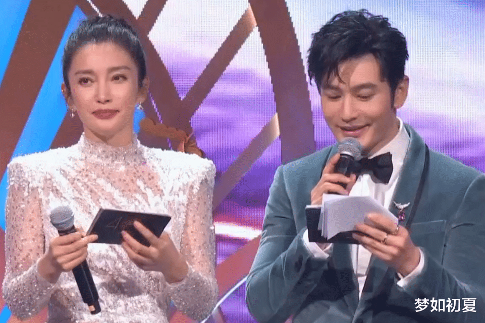 张小斐|张小斐封后，含泪感谢贾玲妈妈，黄晓明好心办坏事，气氛有些尴尬