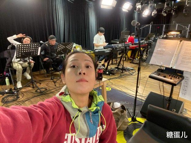 明星素颜|刘若英被偶遇的现场照，素颜发黄发油，胖的自然真实一点不装！