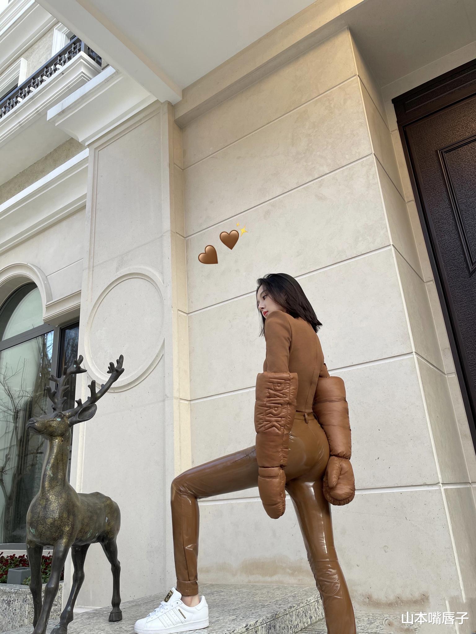 宋祖儿|宋祖儿穿乳胶衣裤腿塞不满，卡戴珊穿同款，要俩人帮忙才能塞进去