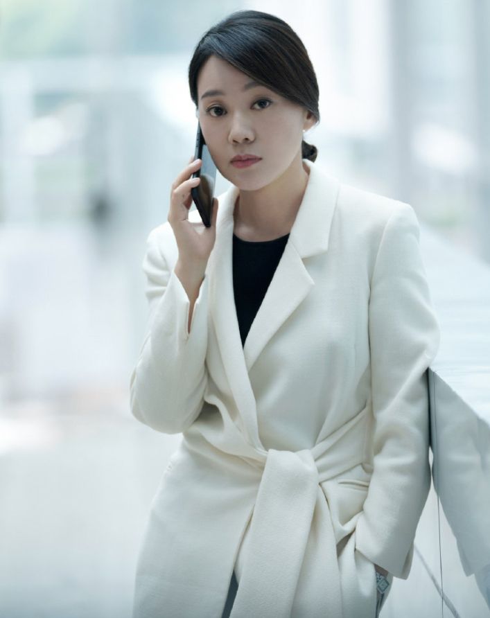 闫妮|闫妮新剧造型真飒，连穿8套西装变女强人，扎小啾啾也不影响气场