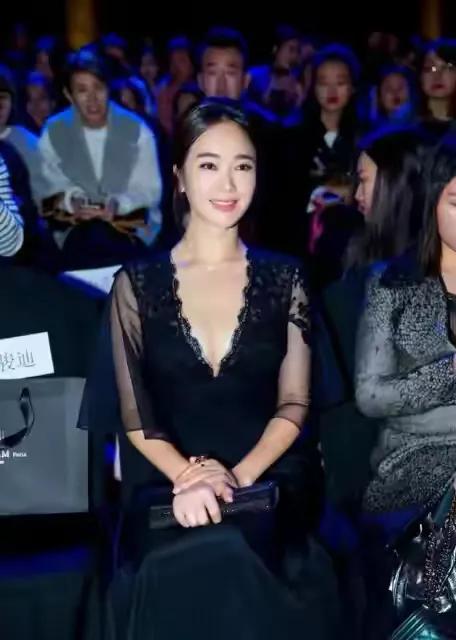 左小青|42岁左小青难逃中年肥胖！穿黑蕾丝热舞，这身肉单挑对的地方长呀，羡慕了