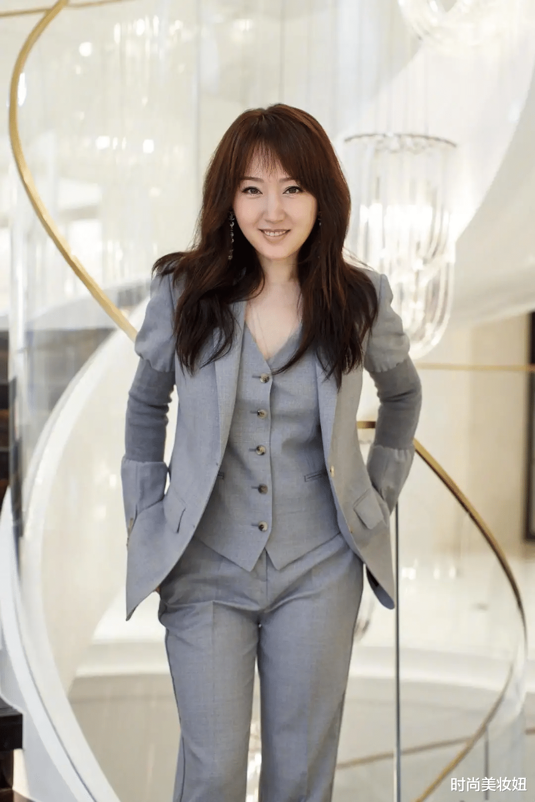 穿衣搭配|49岁杨钰莹到了大妈的年纪,穿印花衬衫配高马尾,却像20岁少女