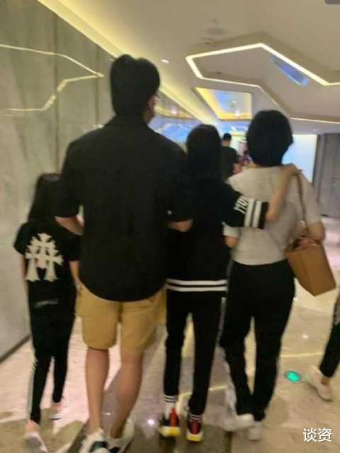 贝儿|陆毅一家四口被偶遇，一排大长腿太抢镜，13岁贝儿身材似模特