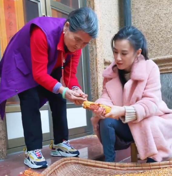 黄圣依|黄圣依婆婆坐豪车回乡下，后辈对她的称呼亮了，这都啥年代了？