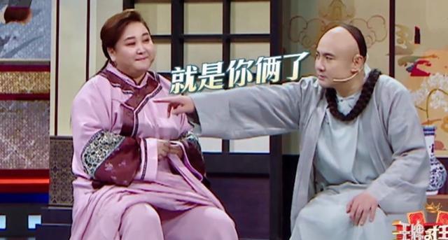 黄一飞|关晓彤被沈腾坑，生理期还接受淋雨惩罚，她的救场手势尽显心酸